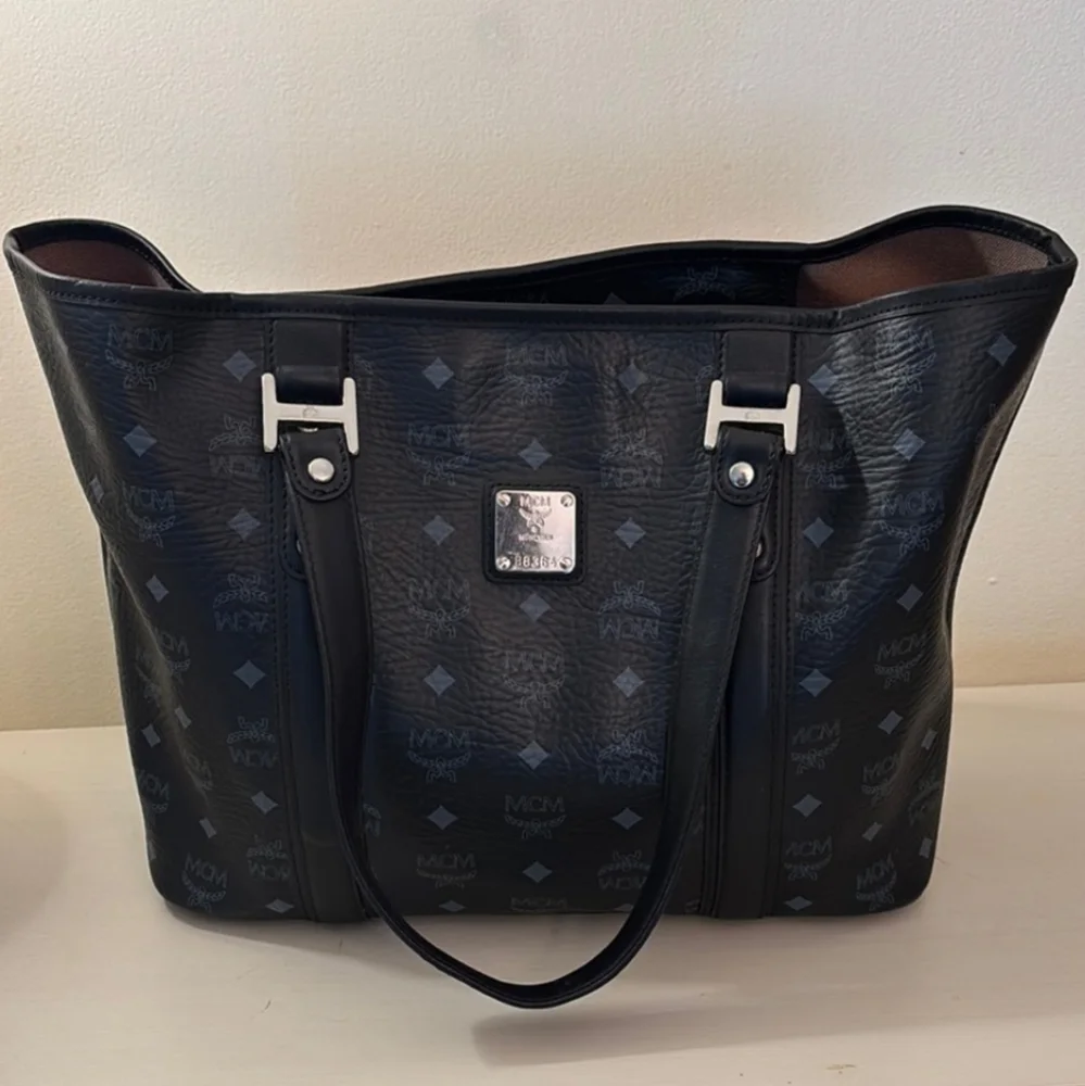 💯 Auth MCM Black Leather Tote Bag (Medium) - Picture 1 of 16